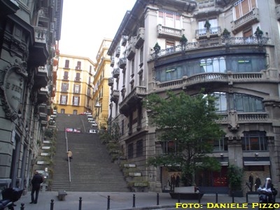 Le rampe Francesco D'Andrea e palazzo Mannajuolo (foto: Daniele Pizzo, 2008)