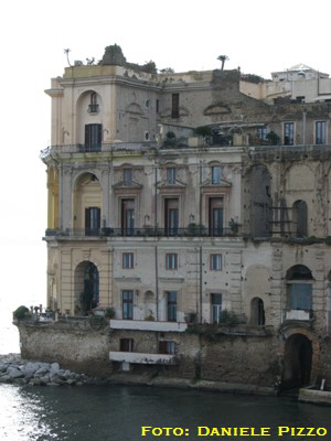 Palazzo Donn'Anna - Particolare da via Posillipo (foto: Gennaio 2009)