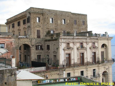 Palazzo Donn'Anna - Particolare della facciata ovest (foto: Gennaio 2009)