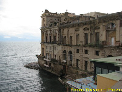 Palazzo Donn'Anna - La facciata est (foto: Gennaio 2009)