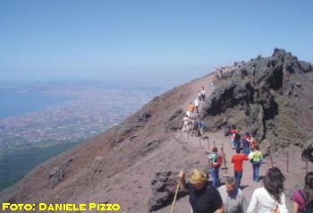 Vesuvio-Cratere1.jpg (23586 byte)